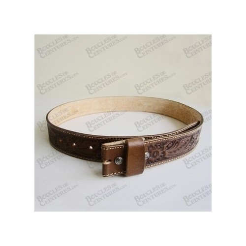 CEINTURE MARRON AVEC MOTIFS EMBOSSÉS SUR LE CUIR CEINTURE MARRON AVEC MOTIFS EMBOSSÉS SUR LE CUIR