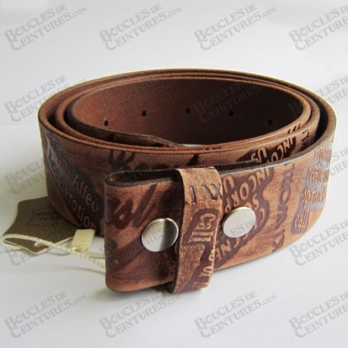 CEINTURE MARRON AVEC MOTIFS EMBOSSÉS SUR LE CUIR CEINTURE MARRON AVEC MOTIFS EMBOSSÉS SUR LE CUIR