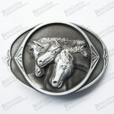 CHEVAUX DANS L'ÉCURIE