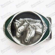 CHEVAUX DANS L'ÉCURIE